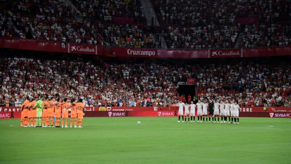 Bild: UEFA ordnet Schweigeminute an © AFP/SID/CRISTINA QUICLER