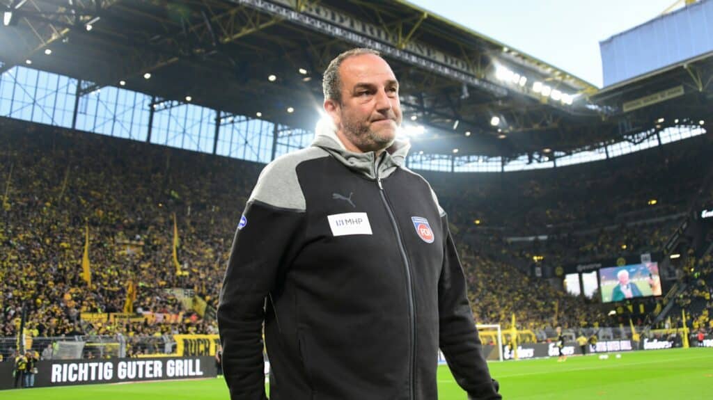 Bild: Heidenheims Trainer Frank Schmidt in Dortmund: © AFP/SID/Uwe KRAFT