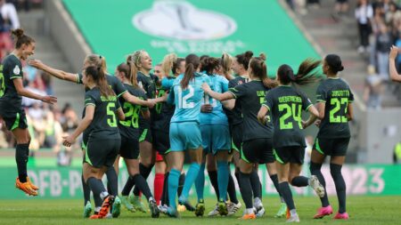 Foto: Titelverteidiger Wolfsburg trifft auf Bremen © FIRO/SID