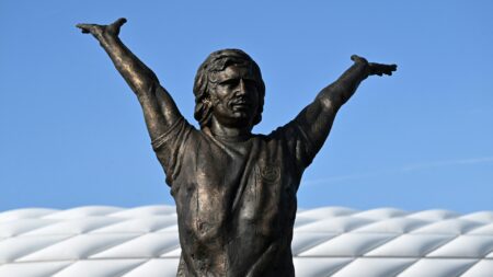Foto: Müller-Bronze vor der Allianz Arena enthüllt © AFP/SID/CHRISTOF STACHE