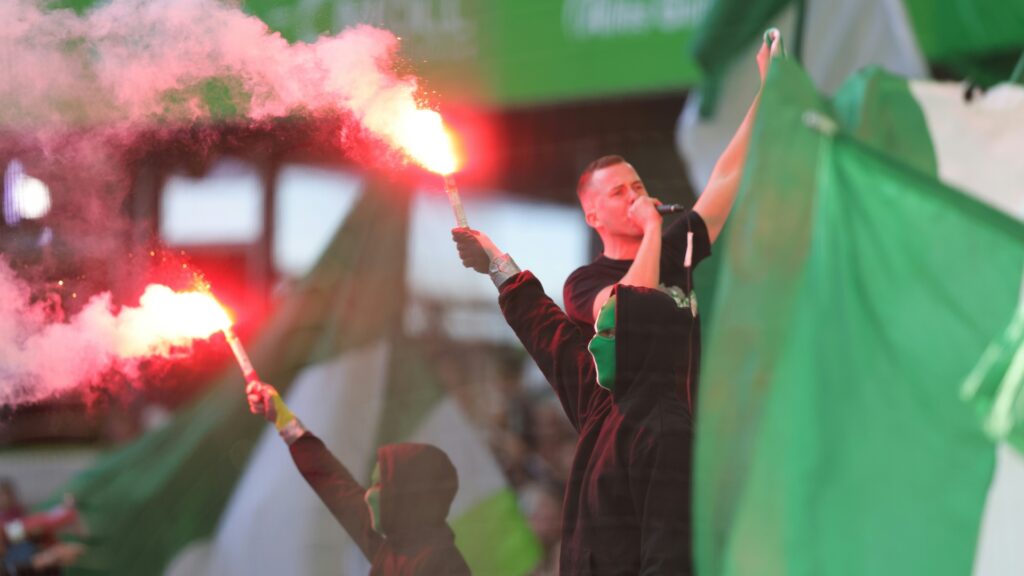 Gladbach-Fans: 31 Pyros kosten Gladbach 31.000 Euro (Foto © FIRO/SID)