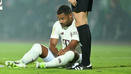 Bild: Serge Gnabry musste früh vom Platz (© AFP/SID/INA FASSBENDER)