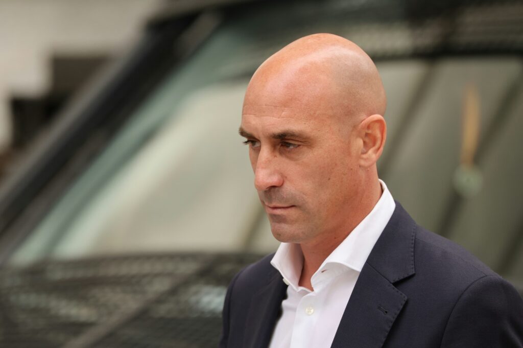 Foto: Rubiales muss 200 Meter Abstand zu Hermoso halten © AFP/SID/THOMAS COEX