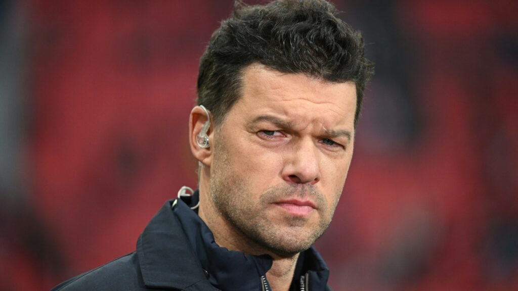 Foto: Ballack hat beim Bundestrainer genaue Vorstellungen © AFP/SID/INA FASSBENDER