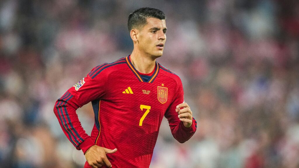 Bild: Morata verlas die Erklärung des Teams © IMAGO/Box to Box Pictures/SID/Tom Bode