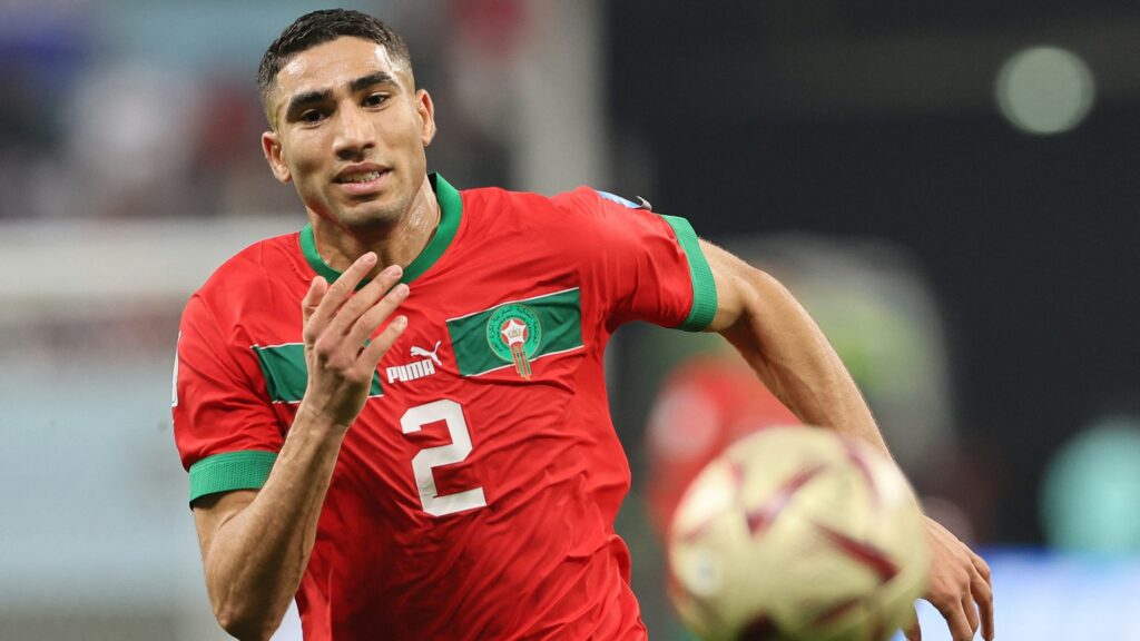 Bild: Hakimi und Co. spenden Blut für Erdbebenopfer (© AFP/SID/KARIM JAAFAR)