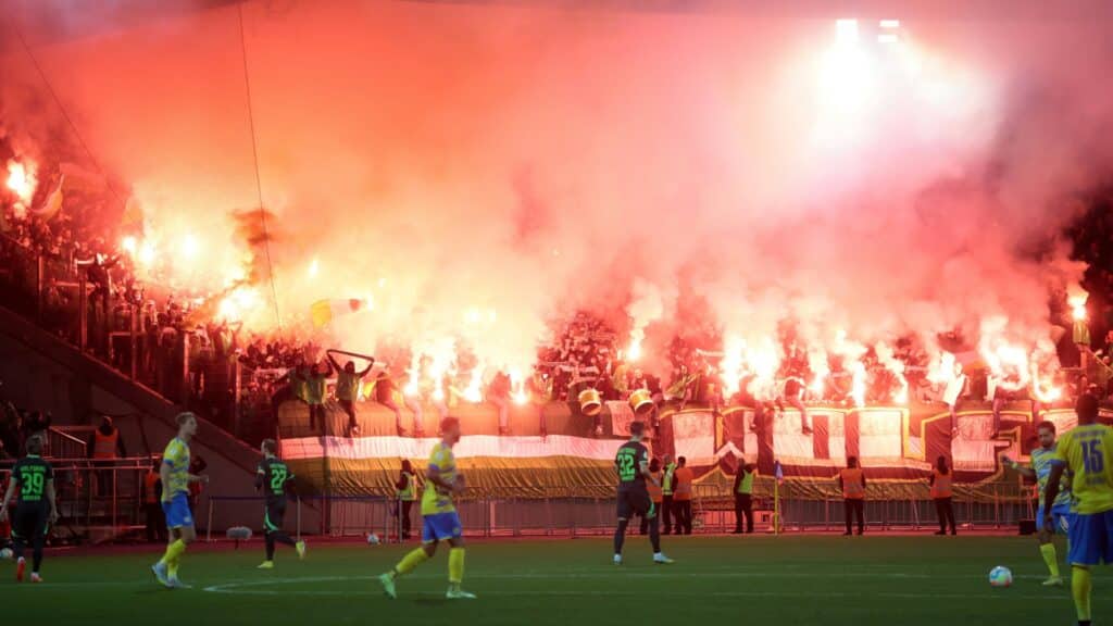 Foto: Geldstrafe für Wolfsburg nach Zündeleien der Fans © FIRO/SID