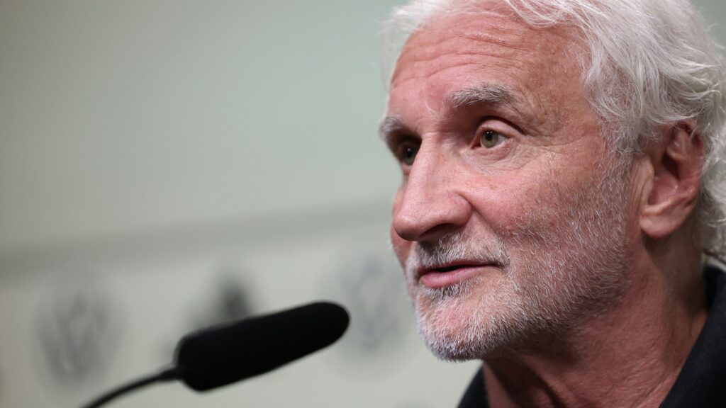 Bild: Rudi Völler treibt die Trainersuche voran (© AFP/SID/FRANCK FIFE)