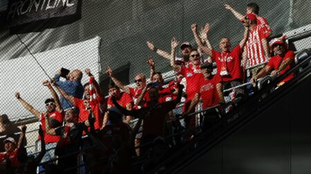 Foto: Große Anzahl an Union-Fans verpassen Anpfiff © AFP/SID/OSCAR DEL POZO