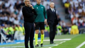 Foto: Fischer will den Fokus aufs Hoffenheim-Spiel lenken © AFP/SID/OSCAR DEL POZO