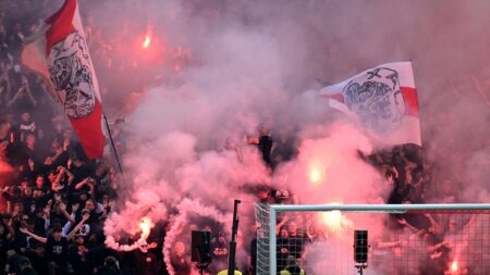 Bild: Ajax-Fans treiben es mit der Pyrotechnik auf die Spitze (© AFP/SID/OLAF KRAAK)