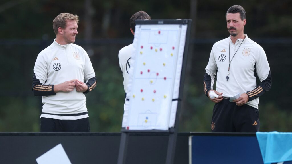 Bild: Julian Nagelsmann (l.) offenbart seine Spielidee (© AFP/GETTY IMAGES/SID/ALEX GRIMM)