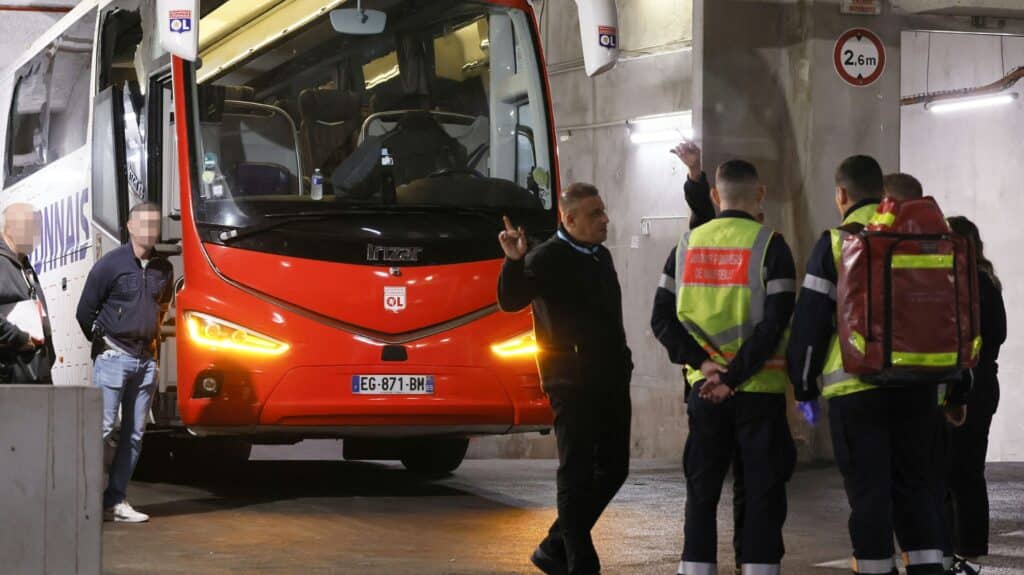 Bild: Mehrere Scheiben des Lyoner Busses gingen zu Bruch (© AFP/SID/CHRISTOPHE SIMON)