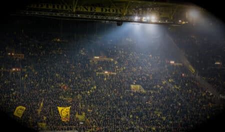 Borussia Dortmund Fans im Singla-Iduna-Park | Bild: Ververidis Vasilis / Shutterstock.com