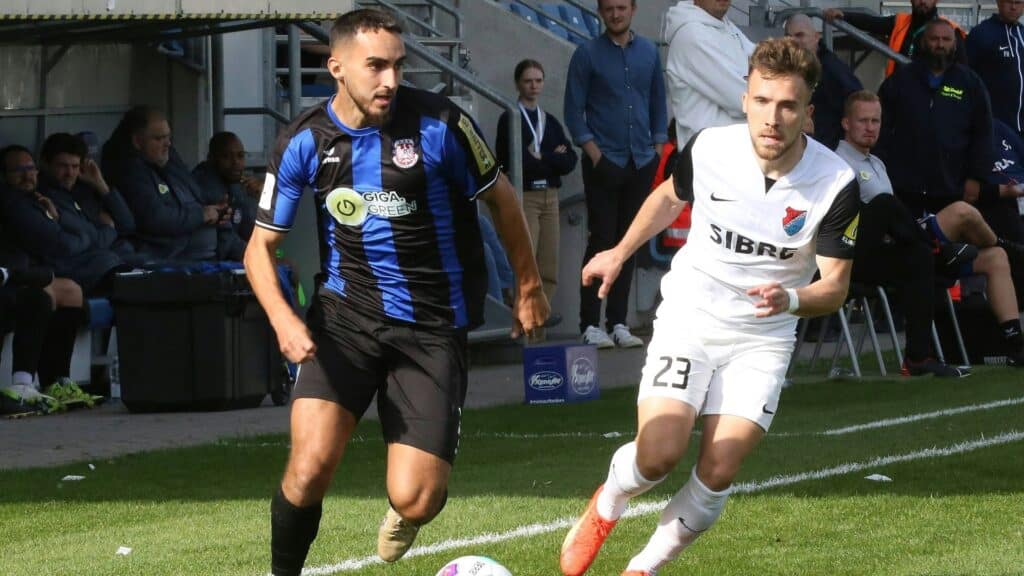 Bild: Ein Heimspiel des FSV Frankfurt wird untersucht (© IMAGO/Peter Hartenfelser/SID/IMAGO/Peter Hartenfelser)