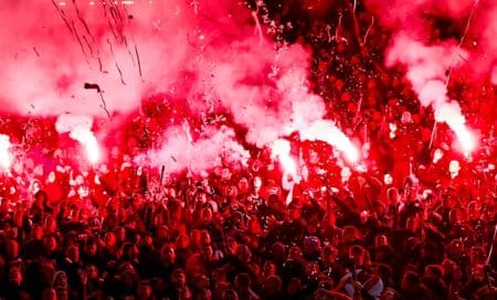 Fußballfans mit Pyrotechnik im Stadion