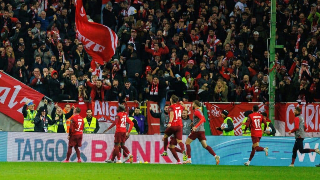 Bild: Kaiserslautern jubelt über das Weiterkommen gegen Köln (© IMAGO/SID/IMAGO/BEAUTIFUL SPORTS/Hahne)