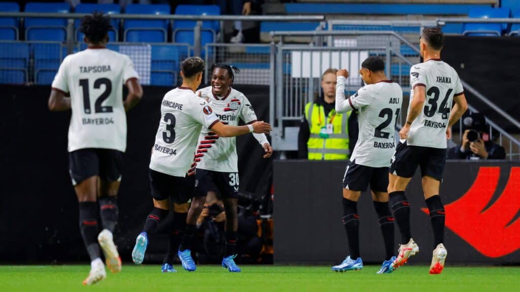 Bild: Frimpong und Tella treffen für Bayer (© IMAGO/Svein Ove Ekornevag/SID/IMAGO/Svein Ove Ekornesvåg)