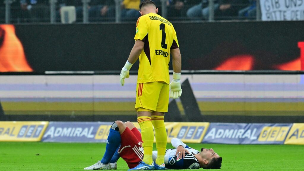 Foto: Reis (u.) verletzte sich an der linken Schulter© IMAGO/Sportfoto Zink/Wolfgang Zink/SID/IMAGO/Sportfoto Zink / Wolfgang Zink