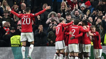 Bild: Manchester United feiert ersten Sieg (© AFP/SID/PAUL ELLIS)