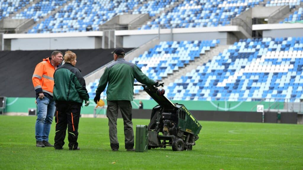 Bild: Platzarbeiten im Saarbrücker Ludwigsparkstadion. (© IMAGO/BeckerBredel/SID/IMAGO/BeckerBredel)