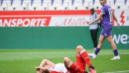 Bild: Pernille Harder liegt nach ihrem Führungstreffer am Boden (© IMAGO/Beautiful Sports/SID/IMAGO/BEAUTIFUL SPORTS/Derix)
