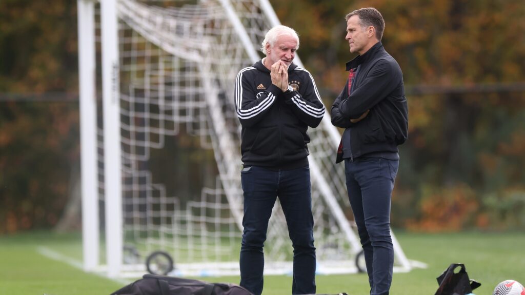 Bild: Bierhoff in Foxborough mit Rudi Völler (© GETTY IMAGES NORTH AMERICA/AFP/ALEX GRIMM)