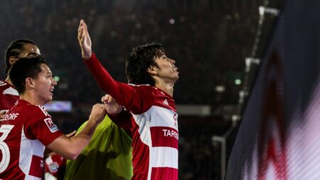Bild: Matchwinner Tanaka feirt sein Siegtor vor den Fans (© IMAGO/BEAUTIFUL SPORTS/Wunderl/SID/IMAGO/BEAUTIFUL SPORTS/Wunderl)