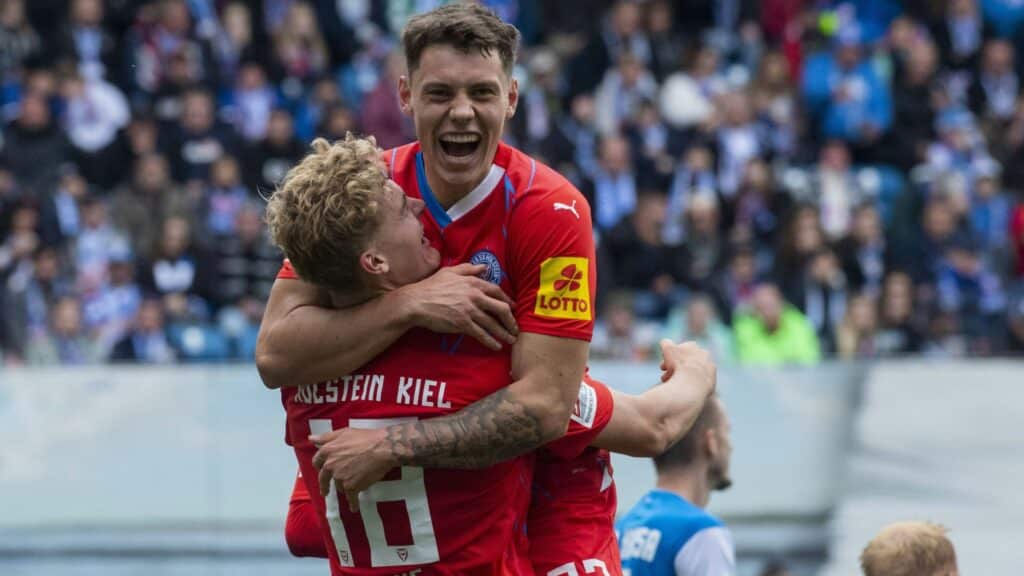 Bild: Kiel dreht das Spiel in Rostock (© IMAGO/Ostseephoto/SID/IMAGO)