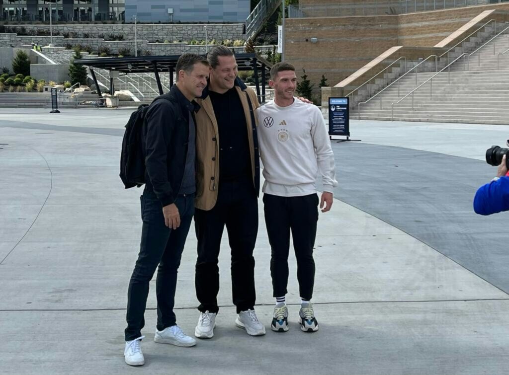 Bild: Bierhoff mit Markus Kuhn und Robin Gosens (v.l.n.r.) (© SID/SID)