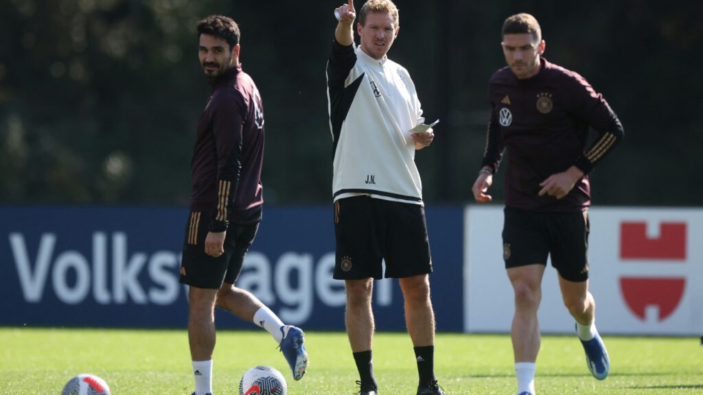 Bild: Nagelsmann (M.) bei seinem ersten Training als Bundestrainer (© AFP/GETTY IMAGES NORTH AMERICA/SID/ALEX GRIMM)