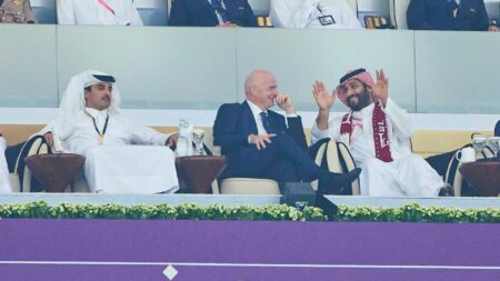 Bild: Infantino (M.) und Saudi-Arabiens Kronprinz Salman (r.) (© IMAGO/SID/IMAGO)