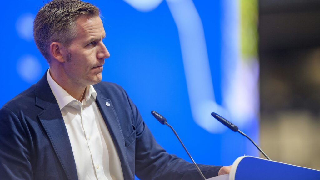 Bild: Schalkes Aufsichtsratschef Axel Hefer (© IMAGO/Kirchner-Media/SID/IMAGO/Neundorf/Kirchner-Media)