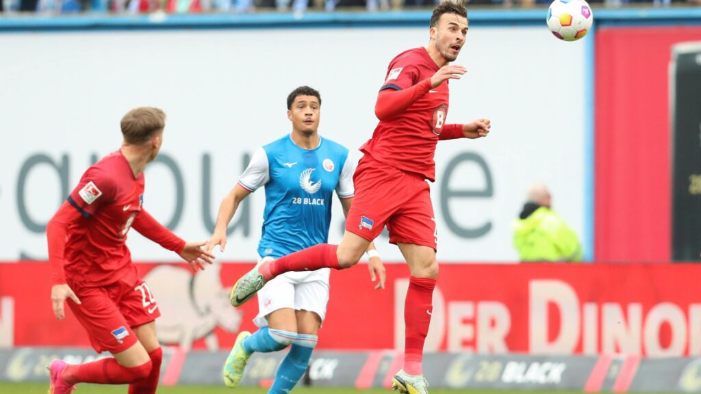 Foto: Rostock spielt gegen Hertha 0:0 © www.imago-images.de/SID/IMAGO/Michael Taeger