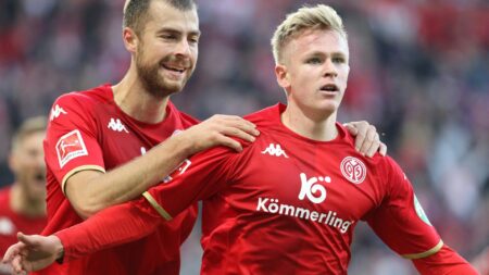 Jonathan Burkardt (r.) fehlt Mainz seit einem Jahr (© AFP/SID/DANIEL ROLAND)