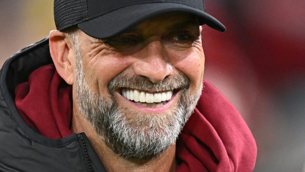 Bild: Klopp freut sich über den Viertelfinaleinzug (© AFP/SID/OLI SCARFF)