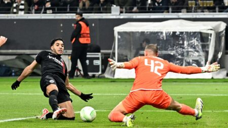 Scheiterte vor der Pause zunächst: Omar Marmoush (l.) (© IMAGO/Huebner/SID/IMAGO/Gerhard Schultheiß)