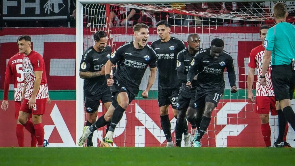 Bild: Pokalüberraschung: Paderborn schlägt Freiburg mit 3:1 (© IMAGO/Steinsiek/SID)