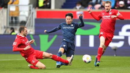 Bochums Asano (M.) wird von Heidenheims Abwehr gestoppt (© FIRO/FIRO)