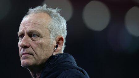 Christian Streich warnt vor Darmstadt (© AFP/SID/RONNY HARTMANN)