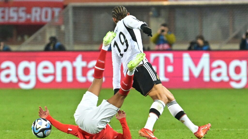 Foto: Leroy Sane musste den Platz verlassen © AFP/SID/JOE KLAMAR