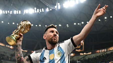 Messi-Trikots unterm Hammer (© AFP/SID/ANNE-CHRISTINE POUJOULAT)