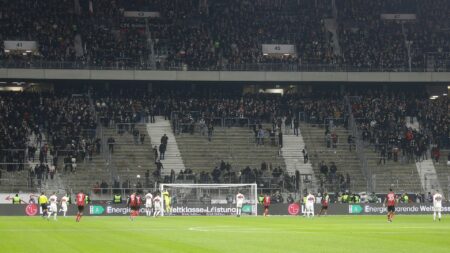 Aus Protest verließen viele Fans den Block (© IMAGO/Pressefoto Baumann/SID/IMAGO/Hansjürgen Britsch)