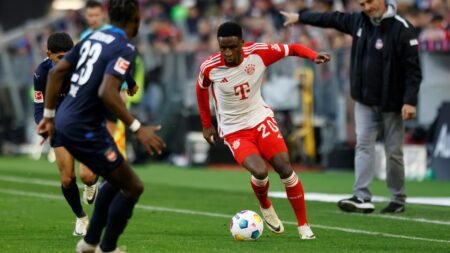 Bild: Kreuzbandriss im Training: Sarr fällt lange aus (© AFP/SID/MICHAELA REHLE)