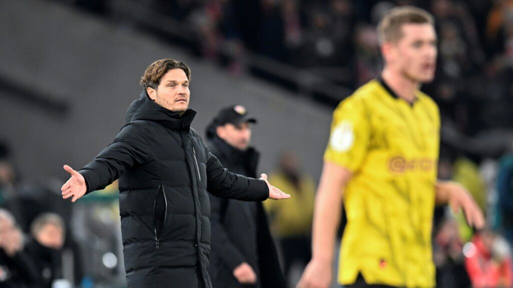 Bild: Dortmunds Trainer Terzic ist nach dem Aus bedient (© AFP/SID/THOMAS KIENZLE)