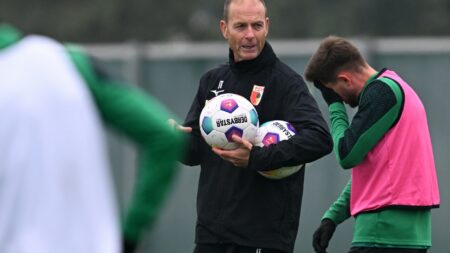 Bild: FCA-Coach Jess Thorup warnt vor Euphorie (© AFP/SID/CHRISTOF STACHE)