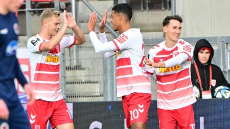 Bild: Ganaus (Nr. 20) erzielt das 1:0 Regensburgs gegen Köln (© www.imago-images.de/SID/IMAGO/Sportfoto Zink / Wolfgang Zink)