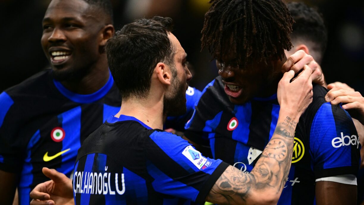 Erstes Tor für Inter: Yann Aurek Bisseck (r.) (© AFP/SID/MARCO BERTORELLO)