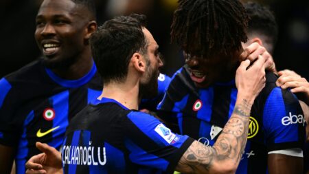 Erstes Tor für Inter: Yann Aurek Bisseck (r.) (© AFP/SID/MARCO BERTORELLO)
