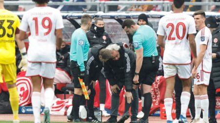 Bild: Schiedsrichter Hempel verletzt: Spiel unterbrochen (© IMAGO/Zink/SID/IMAGO/Sportfoto Zink / Daniel Marr)